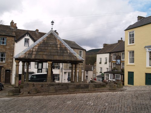 The old 'inn/pub/tavern?' of the Turk's Head stands by the Market Cross (on the right of Market Square and Market Cross). Alston Town, Cumbria, North Pennines, Northern England