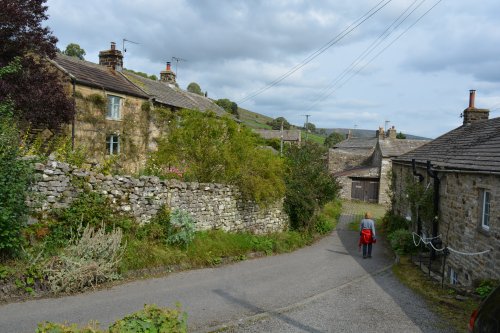 The village of Healaugh on the east-west B6260 through Swaledale Reeth to Calver Hill Healaugh village River Swale circular walk Swaledale, North Yorkshire, England