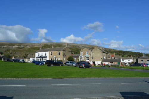 Fremington Edge above Reeth village, Swaledale, Yorkshire Dales National Park, North Yorkshire, England