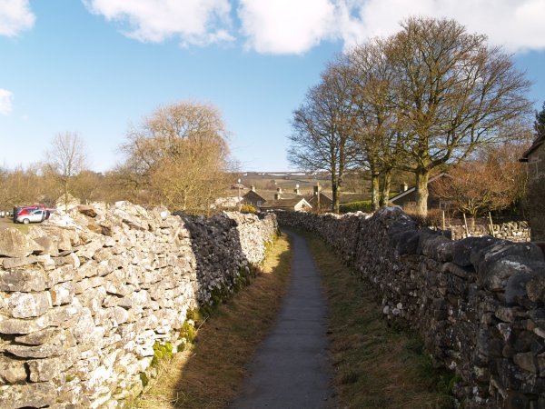 The double walled Sedber Lane, the path heading down to the River Wharfe Grassington, Wharfedale, North Yorkshire Dales National Park, England