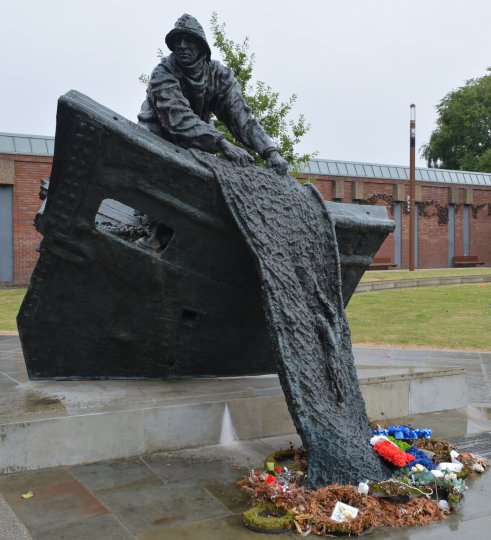 The Grimsby Fishermen's Memorial by Trevor Harries, a bronze statue depicting a fisherman hauling in a net (2024)