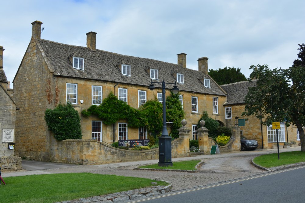 Haynes Fine Art Galleries, Picton House, built around 1700, 42 High Street, Broadway Cotswolds village Worcestershire England