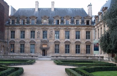 The Hotel de Sully can be accessed from the south-west corner of Plas des Vosges.