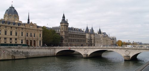 On the left is the dome of the Conciergerie and its round and distinctive pointed towers.