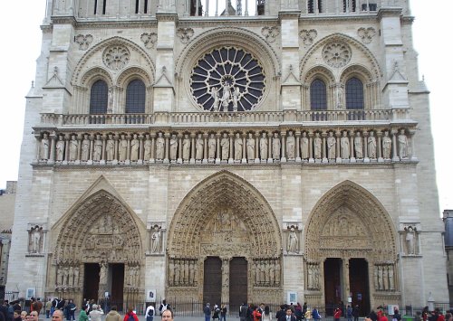 Above the three doors, and below the west Rose Window, are the stone sculptures called the King's Gallery depicting 28 Kings of Judah.