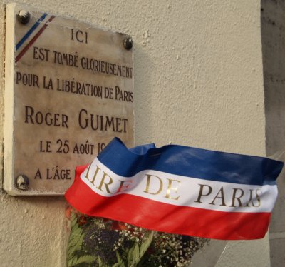 One of the memorials you find on Parisian houses acknowledging the sacrifices individual people made in with the French Resistance fighting the Germans in World War II. In this case Roger Guimet, aged 20 years, died on August 25th (le 25 Aout) 1944 in the liberation of Paris.
