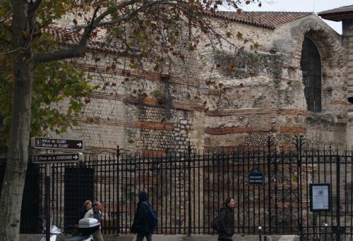 The ruins of Gallo-Roman baths are incorporated into the medieval buildings of Musse de Cluny.