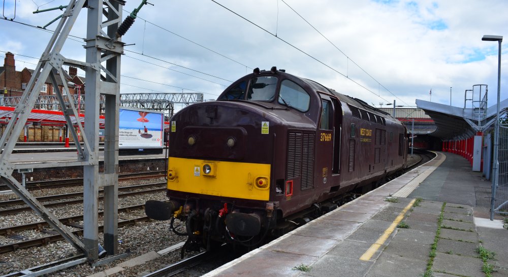 West Coast Railways Class 37/5 diesel locomotive Class 37 37669 diesel Crewe station entered service in 1963 as D6829 and also carried the number 37129