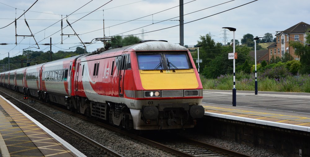 trainspotting Grantham station LNER Class 91 train from Kings Cross