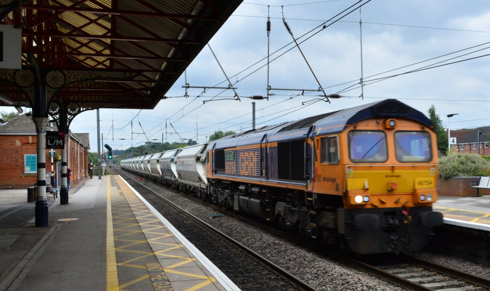 Class 66 diesel locomotive 66754 passing Grantham station