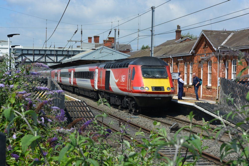 trainspotting Grantham station Class 43 diesel hauled LNER Newcastle - Kings Cross service