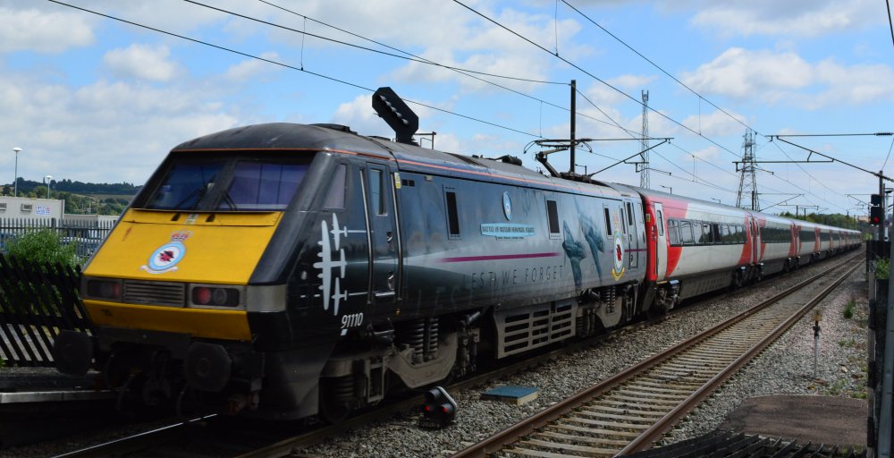 trainspotting Grantham station Class 91 electric locomotive LNER service to Kings Cross