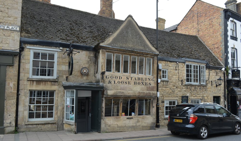 Old Millhouse pub GOOD STABLING & LOOSE BOXES building in Stamford, Lincolnshire