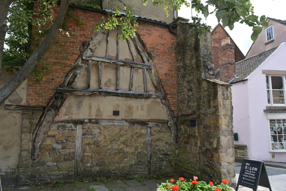 medieval cruck truss Wirksworth, Derbyshire medieval cruck truss Wirksworth, Derbyshire