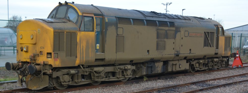 An extremely mucky Class 37 37424 aka 37558 Avro Vulcan XH558, now in Network Rail yellow livery