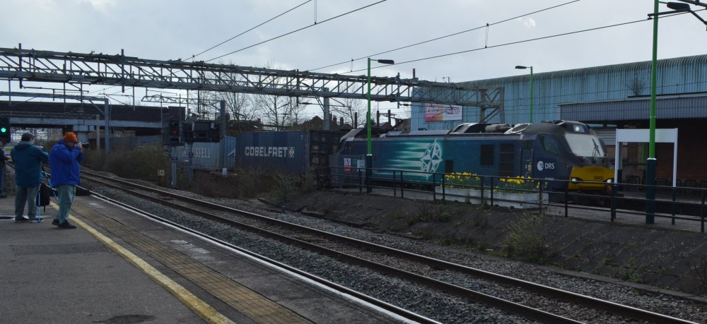 Trainspotting a Class 88 bi-mode freight locomotive heading north through Nuneaton station with an inter-modal freight train