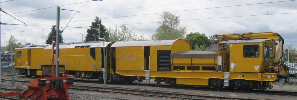 Network Rail stoneblower DR 80201 at Nuneaton Station (May 2024)