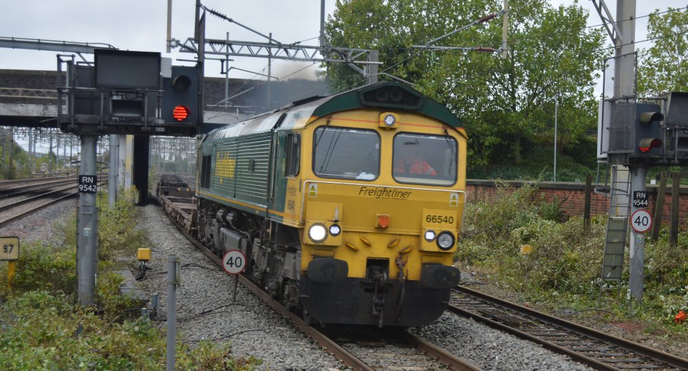 Freightliner Class 66 diesel locomotive 66540 heading north west through Platform 2 of Nuneaton Station with an almost empty intermodal freight train en route to Birmingham (2024)