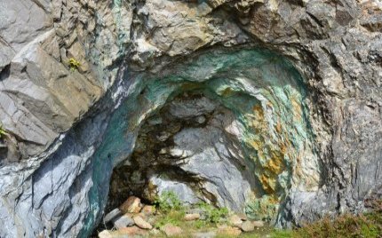 rock-face telltale signs of green-turquoise-blue colour of copper containing mineral ores in south-west Ireland